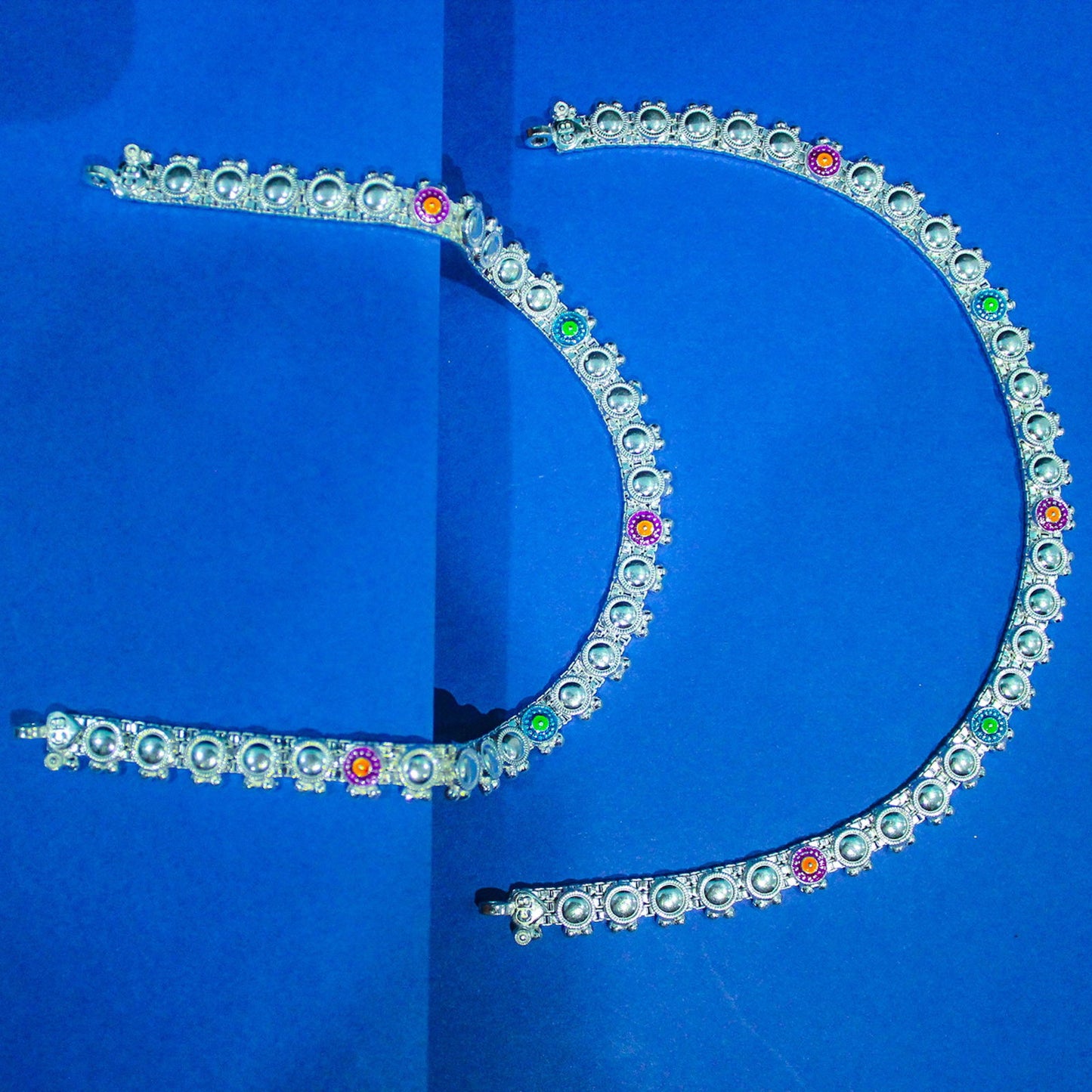 round embossed silver payal with red & green accents | shyni - shyni jewellery