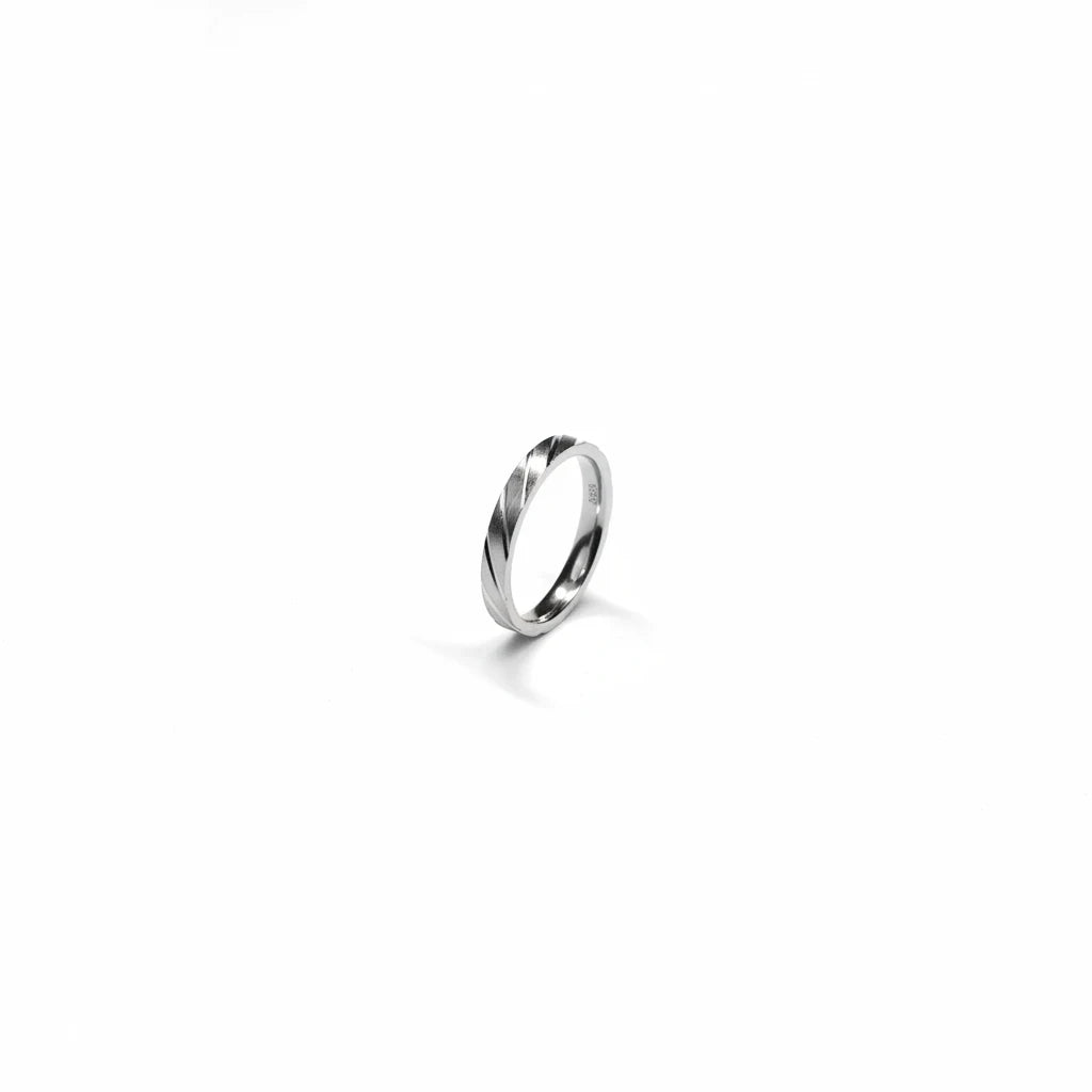 Shyni Jewelry 925 sterling silver men's band ring with a polished, diagonal engraved cutting pattern.