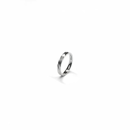 Shyni Jewelry 925 sterling silver men's band ring with a polished, diagonal engraved cutting pattern.