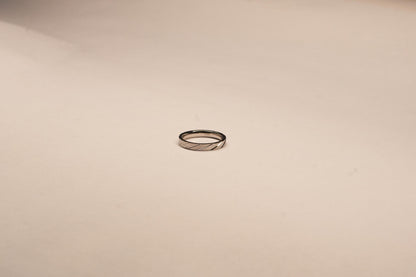 Shyni Jewelry men's 925 sterling silver band ring featuring a brushed matte finish and diagonal precision cuts.