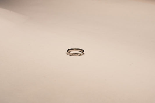 Shyni Jewelry men's 925 sterling silver band ring featuring a brushed matte finish and diagonal precision cuts.