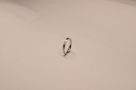 Shyni Jewelry men's 925 sterling silver band ring with a sleek mirror-polished finish and diagonal precision cuts.