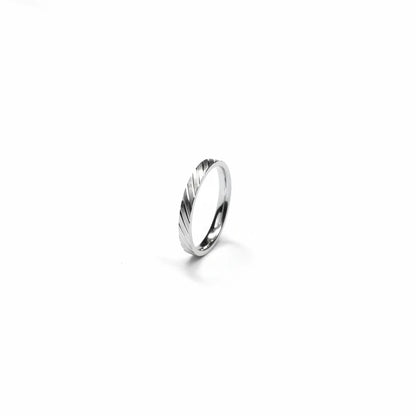 Shyni Jewelry men's 925 sterling silver band ring with a sleek mirror-polished finish and diagonal precision cuts.