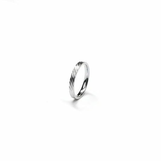 Shyni Jewelry men's 925 sterling silver band ring with a sleek mirror-polished finish and diagonal precision cuts.