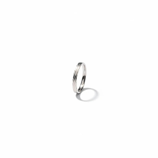 Shyni Jewelry men's 925 sterling silver band ring with a sleek mirror-polished finish and precision diagonal cuts.