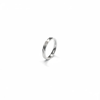 Shyni Jewelry men's 925 sterling silver band ring featuring a polished finish and diagonal engraved cutting details.