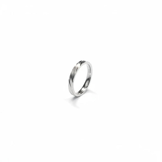 Shyni Jewelry men's 925 sterling silver band ring featuring a polished finish and diagonal engraved cutting details.