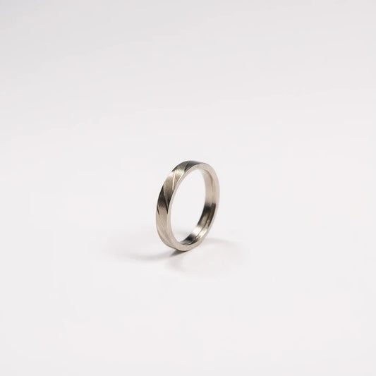 Shyni Jewelry 925 sterling silver band ring for men featuring a polished finish and detailed engraved cutting pattern.