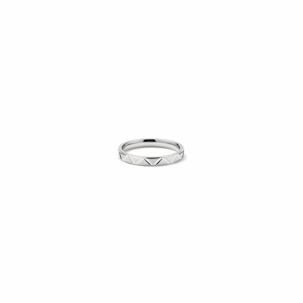 shyni jewelry 925 sterling silver band ring featuring a sharp-edged sculpted geometric triangle pattern