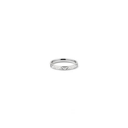 Shyni Jewelry 925 sterling silver band ring featuring a sharp-edged sculpted geometric triangle pattern