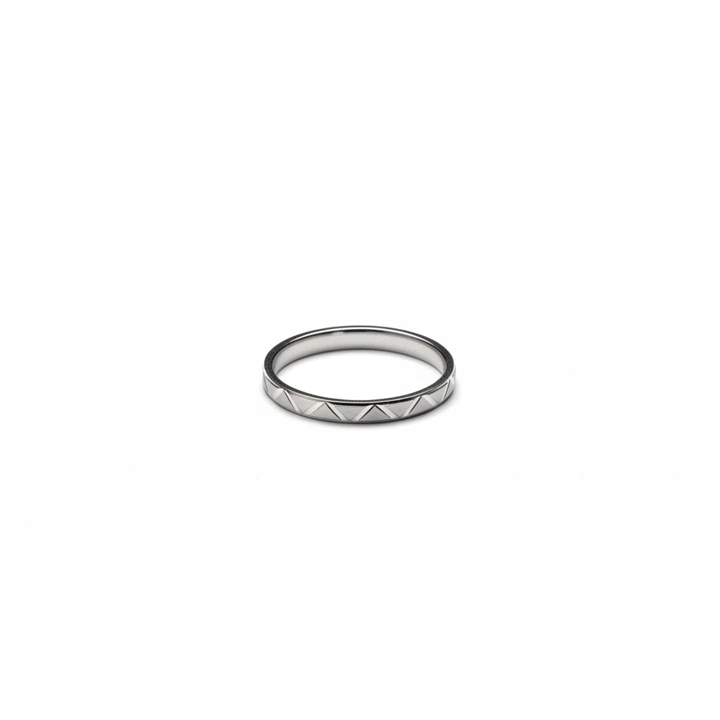 shyni jewelry men's 925 sterling silver band ring with a polished finish and sharp geometric sculpted edge details.