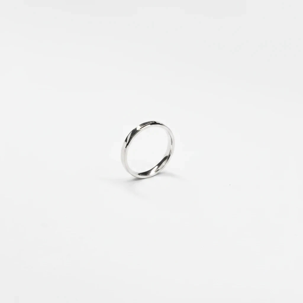 Shyni Jewelry 925 sterling silver band ring for men featuring a polished finish and refined beveled edges.