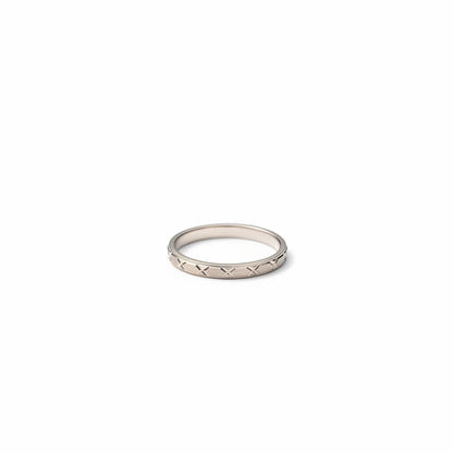 Shyni Jewelry men's 925 sterling silver band ring featuring a detailed cross-cut X-pattern texture.